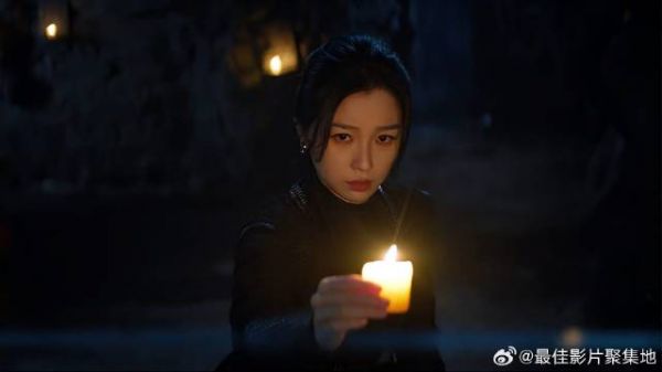 云为衫准备夜行服,宫紫商引开侍卫,云为衫成功溜了进去