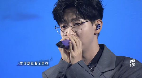 胡夏《那些年+十万灰尘》舞台 敲好听!