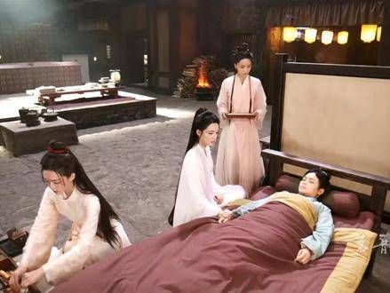薛紫夜心绪不宁,无法专心下棋,妙风以笛声安抚她的情绪
