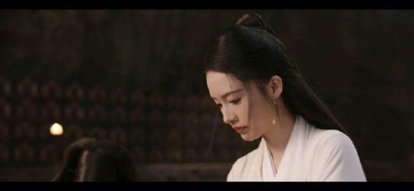 这场景哪里是简单的刮痧,简直就是成年人之间微妙的暧昧拉扯!