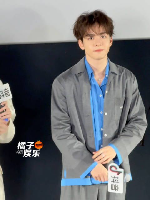 对！视！了！ 小狗有什么坏心思呢，小狗只是想默默饭撒
