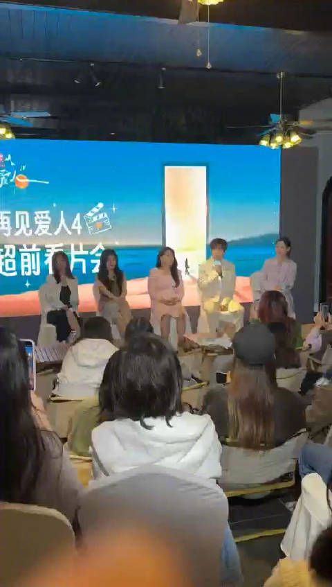 现场好火热啊!@武艺 分享自己从小父母就经常吵架,已经习惯吵架声了…