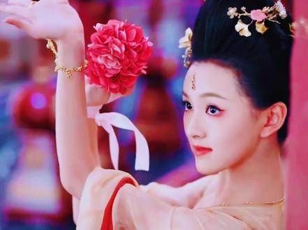 这才是花魁的魅力展现,能歌善舞且武艺高强的花魁,令无数公子倾倒