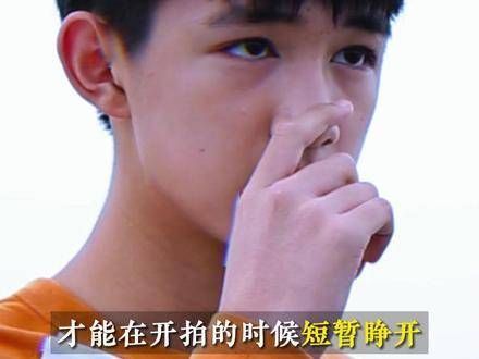 在片场被光线晃得睁不开眼,竟然还显得有些可爱…电影我经过风暴 电影