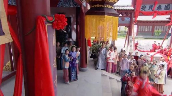 大喜的日子,新娘突然跳起抓一条蛇,婆婆气的当场悔婚