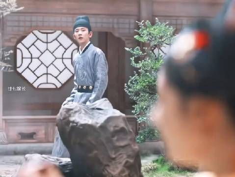 贪嘴小姑娘躲在府里后院烤羊肉吃,没想到遇上自己命定的缘分