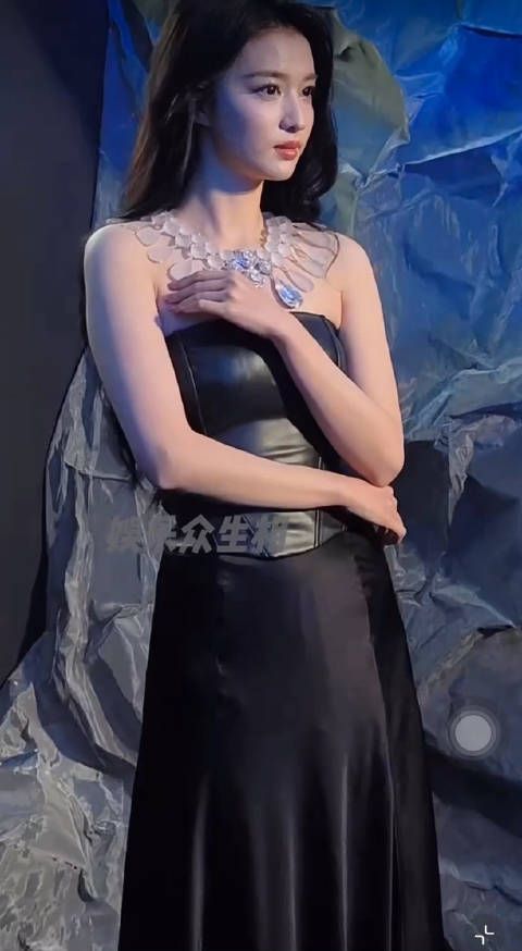 王楚然活动生图,好久没这种能艳压全场的小花了