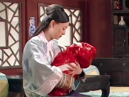 母爱藏于细微之处,甄嬛怀抱孩子时万分小心,生怕有任何闪失…
