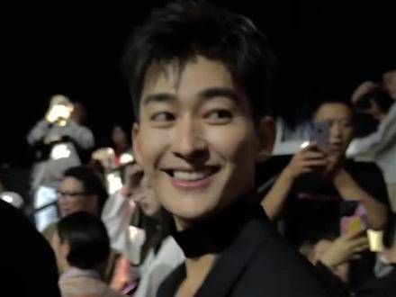被翰哥最后的微笑帅到了,他的笑容真的很治愈