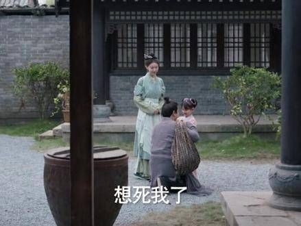 王启年外出办事归来，与家人团聚