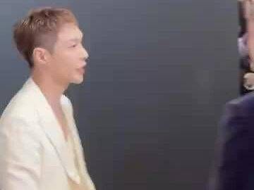 墨镜一戴,贝壳尖叫,我哥嘴唇都要抿破了