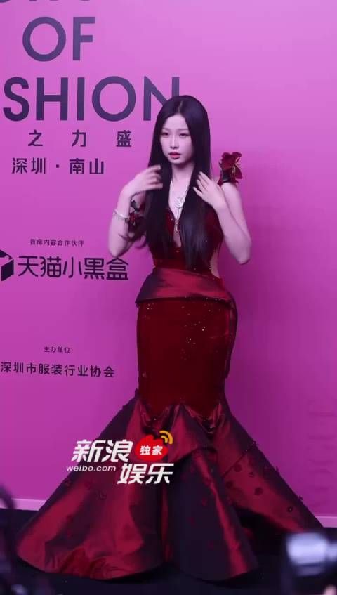 面对无数人喊:“看这边”,看欣欣如何应对