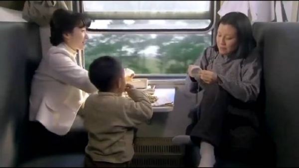 人生:夫人跟乡下大姐闲聊,下车才发现她竟是大人物,丈夫不一般