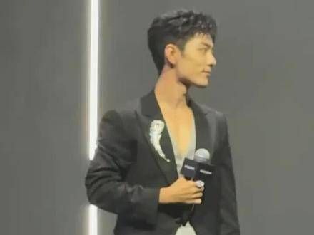 肖战现身活动,雅致绅士,帅气迷人,一笑倾城,又有谁深陷其中无法自拔呢