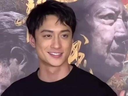 36岁的 刘俊谦 现身 九龙城寨之围城 宣传现场,因在片中饰演帅气的信一…