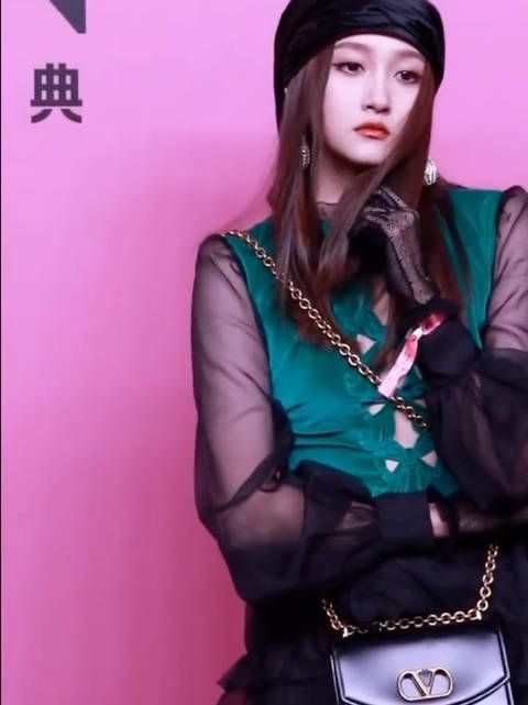 关晓彤亮相VOGUE红毯! 妹妹真的美的与众不同啊!关晓彤