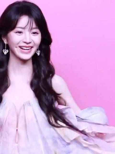 田曦薇亮相VOGUE红毯! 妹妹笑的真甜啊!一笑倾城啊啊啊 vogue晚宴