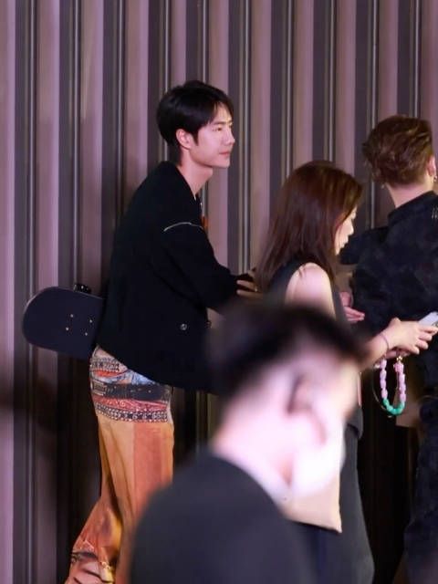 王一博跟王嘉尔打招呼,大小王又碰面啦
