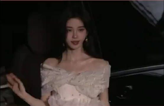 昨晚夜@鞠婧祎 一袭清纯碎花连衣裙亮相,在秀场化身美丽的花仙子摇曳生姿!