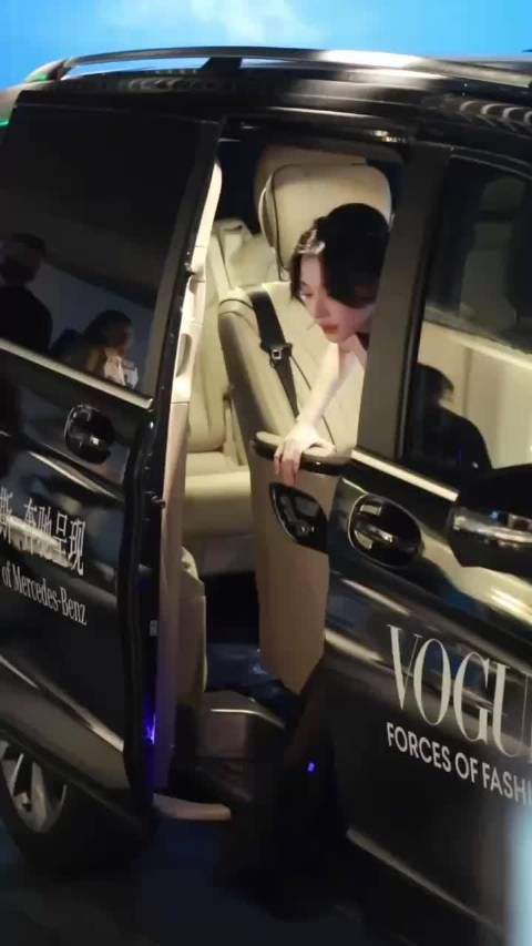 易梦玲在Vogue走秀的瞬间,真是狠狠拿捏到我!