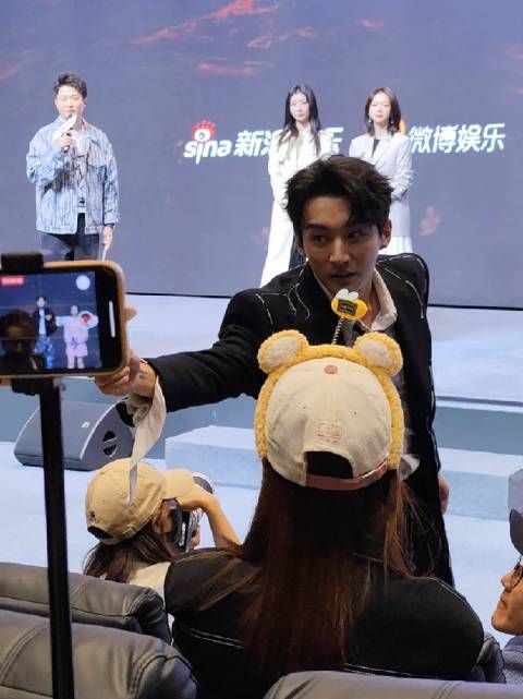 就这么来给你递话筒了,超近距离地欣赏刘学义