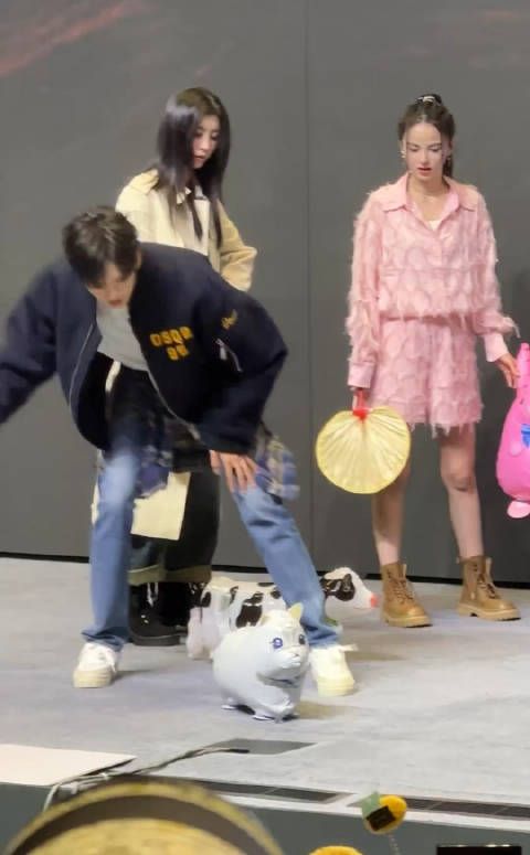 《春花焰》微博追剧团现场@Biiiii毕雯珺 做游戏煽动气球…