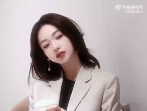 吴谨言今日造型花絮,短发温柔又利落姐感拉满,光陷落在心间,自在轻盈出发…
