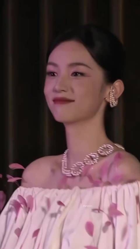 是谁还在回顾周也昨天的“表情一秒收”啊!