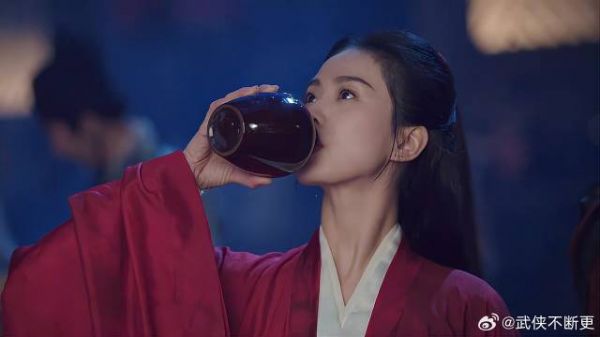 如意提起酒壶就是干 宁远舟表面不在意,眼神出卖自己
