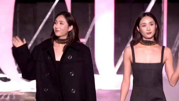 王柳懿、王芊懿姐妹亮相《VOGUE》盛典红毯,风格既酷又甜美