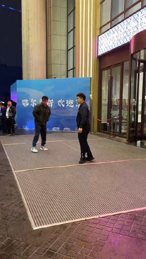 不上班没班味儿,一脸正气,王皓指导就是帅,白告在等谁啊? 樊振东 王皓