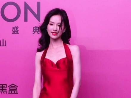 真是港风美女,嘟嘟嘴与大红色完美匹配, 陈都灵