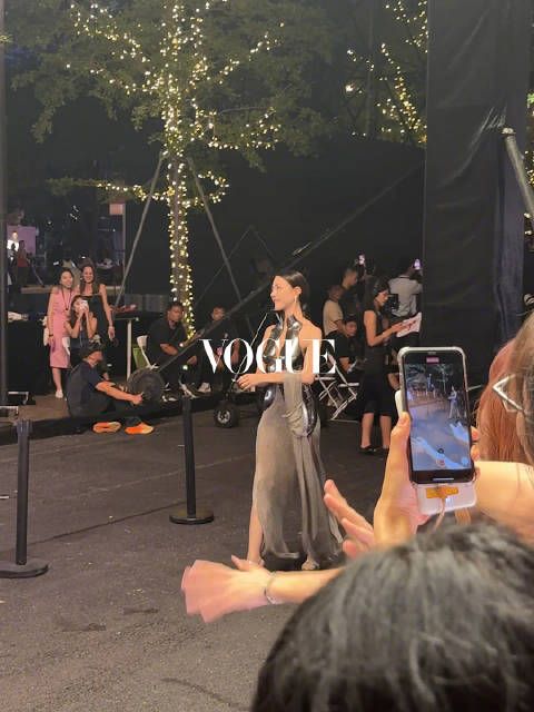 「Great To See You」红毯现场 人山人海中,目光锁定现场披上头巾的