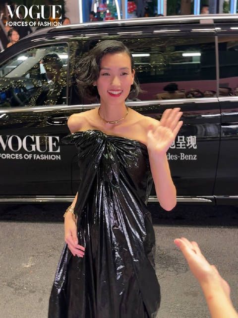 「Great To See You」241017 红毯现场 人山人海中,目光锁定随性可爱的