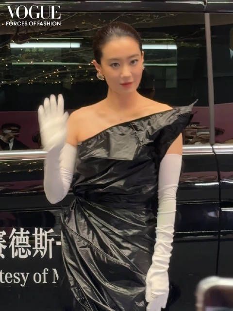 「Great To See You」红毯现场 人山人海中,目光锁定烟熏妆的