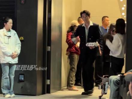 吴谨言身穿宽松服饰,完全看不出来怀孕了,状态真是好极了