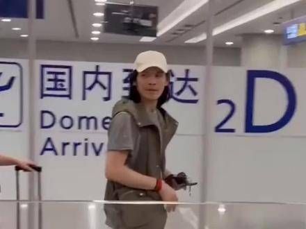 向佐彻底火了,粉丝们都来接机了