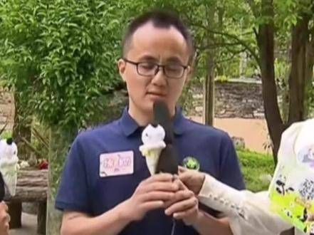 6月12日福宝直播,徐翔奶爸面对镜头显得有些紧张,汪涵调侃道:徐老师…