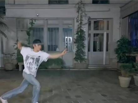 无论是《异人之下》的王也,还是综艺中的表现,都非常喜欢小侯打太极的那一段