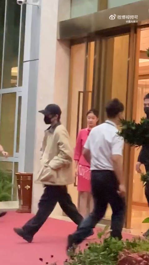 易烊千玺抵达福州路透,帅哥好潇洒
