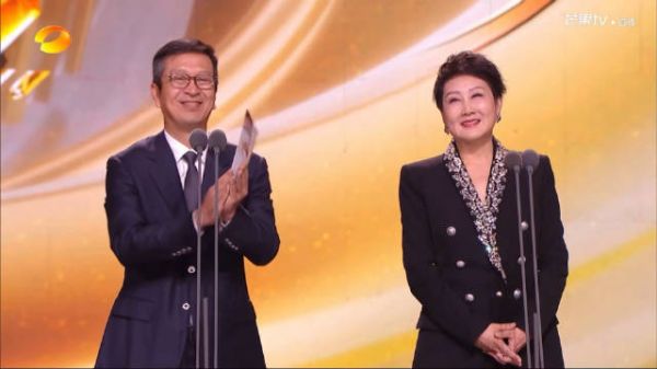 恭喜赵丽颖凭借《风吹半夏》许半夏一角获得第32届中国电视金鹰奖最佳女主角奖
