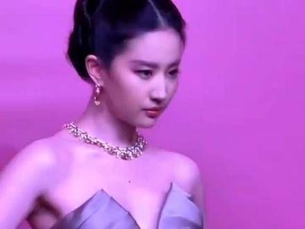 感受一下这个现场的超近距离直拍!看看亦菲绝美的轮廓! 刘亦菲