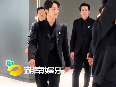 西装是男明星的战袍,张若昀李现张新成金鹰男团真是帅气十足!