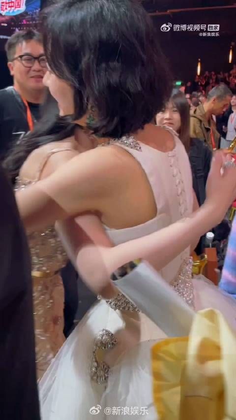 金鹰奖颁奖礼后,赵丽颖和李沁拥抱,并发文祝贺风吹半夏…
