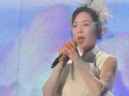 云朵在昆山演唱会泪洒现场,感恩师傅刀哥的栽培之恩