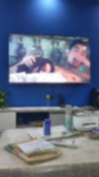 看看全网都在追的剧,朱亚文抽烟的片段,证明男人在床上抽烟的前提是够帅…