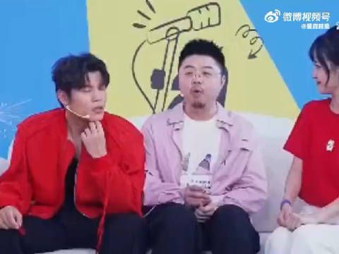 呼兰不愧是敬业脱口秀演员,到哪都不忘写段子!