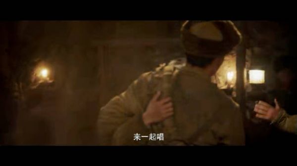 坑洞战士们被头顶的炮火威胁,冯百胜@袁文康 组织大家齐唱战歌恢复士气