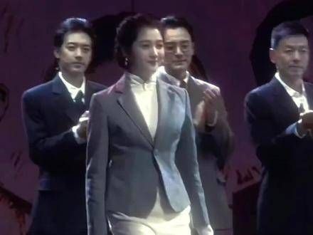 许多人认为关晓彤穿着不够性感,因为她浑身散发着正气