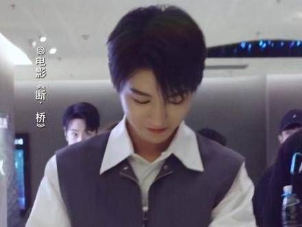 轻轻打开灯光,再轻轻变换身形 电影断桥 王俊凯